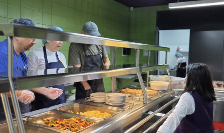 Как научить детей питаться с пользой: взгляд учителя и мамы