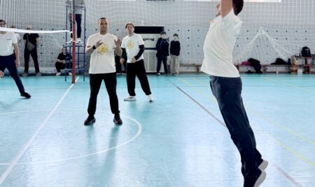 Лови подачу! В гимназии New Tone возобновились регулярные тренировочные игры учителей в пионербол