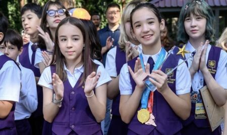 В New Tone School проводили учебный год финальной линейкой